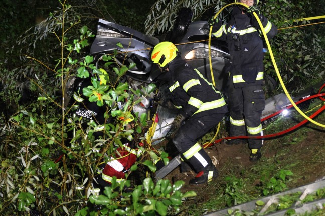 	Auto im Bach: PKW-Lenker nach schwerem Unfall bei Sierning im Unfallwrack eingeklemmt