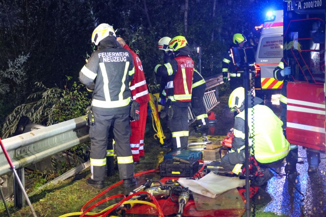 	Auto im Bach: PKW-Lenker nach schwerem Unfall bei Sierning im Unfallwrack eingeklemmt