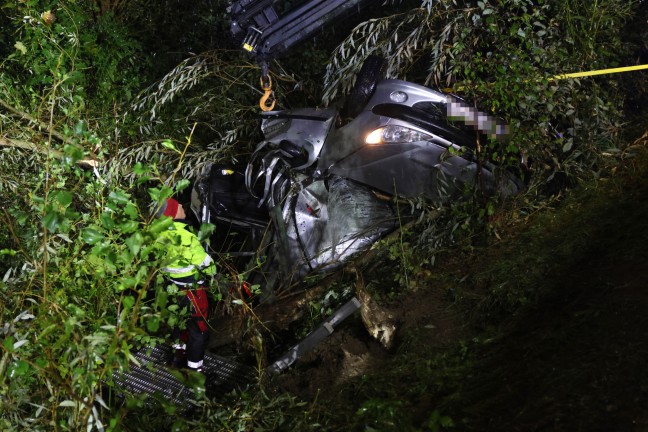 	Auto im Bach: PKW-Lenker nach schwerem Unfall bei Sierning im Unfallwrack eingeklemmt