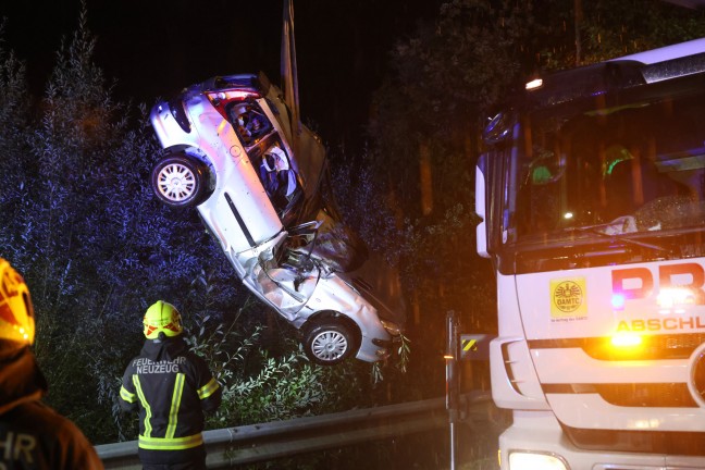 	Auto im Bach: PKW-Lenker nach schwerem Unfall bei Sierning im Unfallwrack eingeklemmt