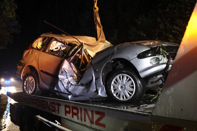 	Auto im Bach: PKW-Lenker nach schwerem Unfall bei Sierning im Unfallwrack eingeklemmt