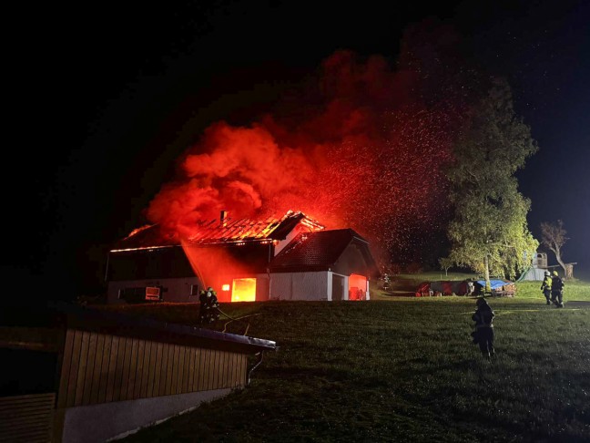 	Großbrand bei einem Gebäude in Eidenberg sorgt für Einsatz von zehn Feuerwehren