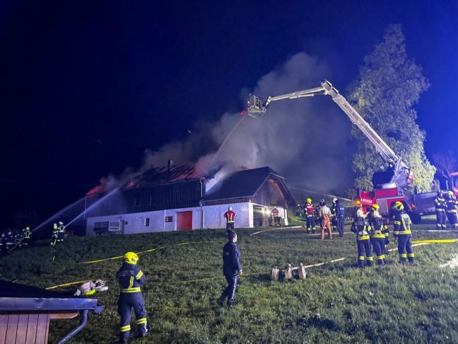 	Großbrand bei einem Gebäude in Eidenberg sorgt für Einsatz von zehn Feuerwehren