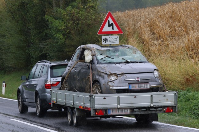 	Auto bei schwerem Verkehrsunfall in Taiskirchen im Innkreis überschlagen