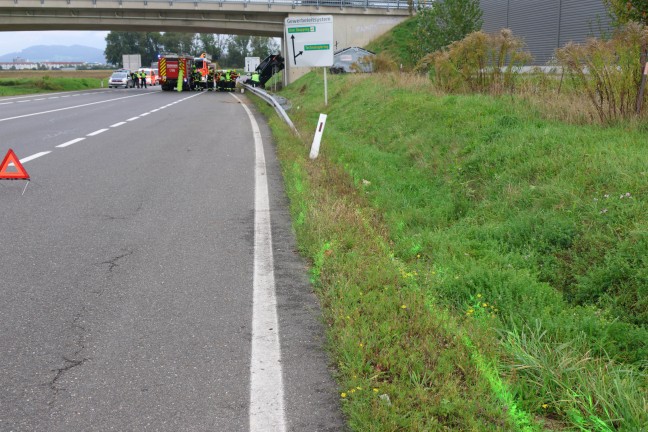 	Leonding: Drei Personen nach Unfall bei einer Unterführung durch Einsatzkräfte aus Auto gerettet