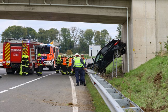 	Leonding: Drei Personen nach Unfall bei einer Unterführung durch Einsatzkräfte aus Auto gerettet