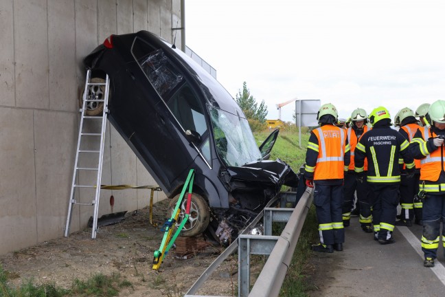 	Leonding: Drei Personen nach Unfall bei einer Unterführung durch Einsatzkräfte aus Auto gerettet