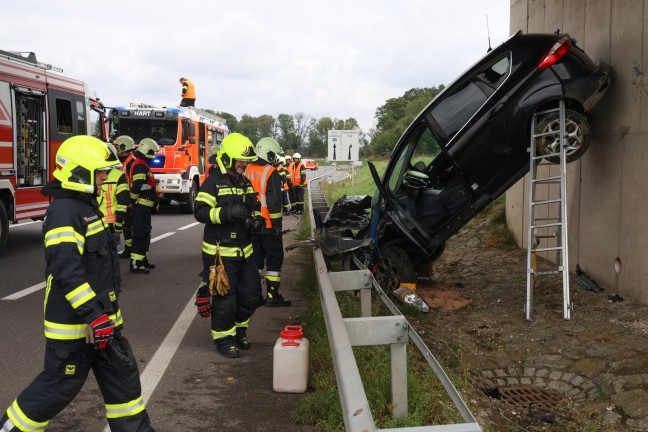 	Leonding: Drei Personen nach Unfall bei einer Unterführung durch Einsatzkräfte aus Auto gerettet