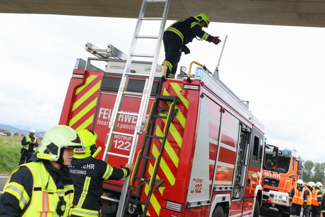 	Leonding: Drei Personen nach Unfall bei einer Unterführung durch Einsatzkräfte aus Auto gerettet