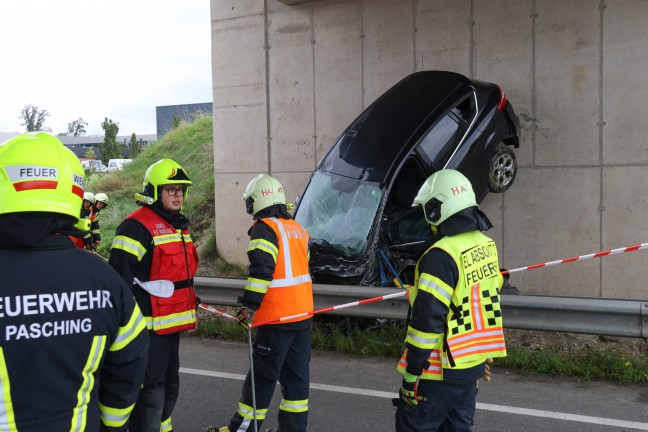 	Leonding: Drei Personen nach Unfall bei einer Unterführung durch Einsatzkräfte aus Auto gerettet