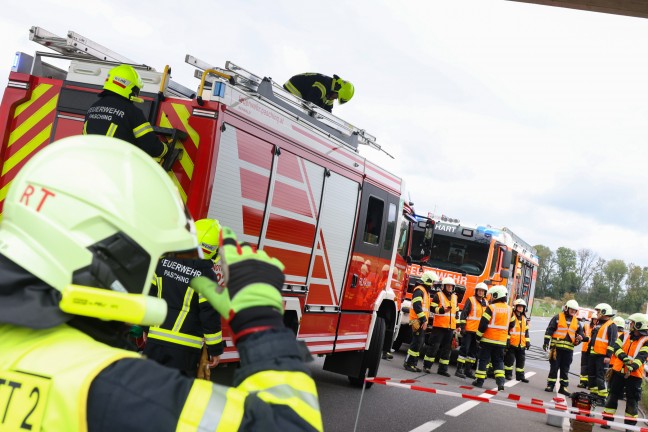 	Leonding: Drei Personen nach Unfall bei einer Unterführung durch Einsatzkräfte aus Auto gerettet