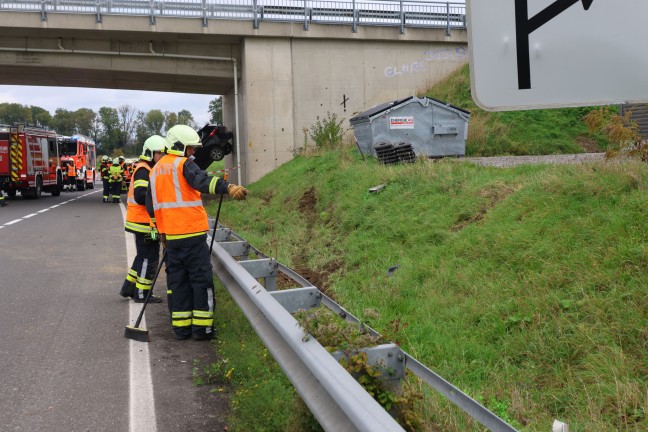 	Leonding: Drei Personen nach Unfall bei einer Unterführung durch Einsatzkräfte aus Auto gerettet