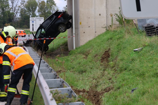 	Leonding: Drei Personen nach Unfall bei einer Unterführung durch Einsatzkräfte aus Auto gerettet