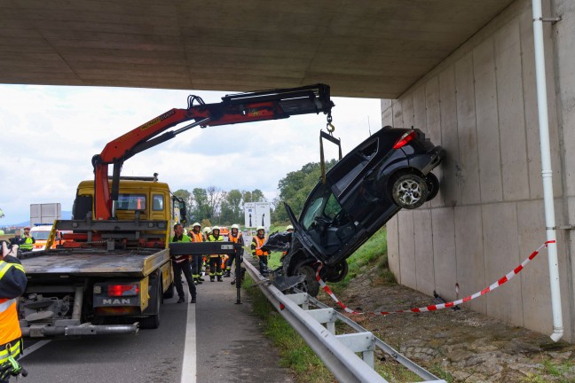 	Leonding: Drei Personen nach Unfall bei einer Unterführung durch Einsatzkräfte aus Auto gerettet