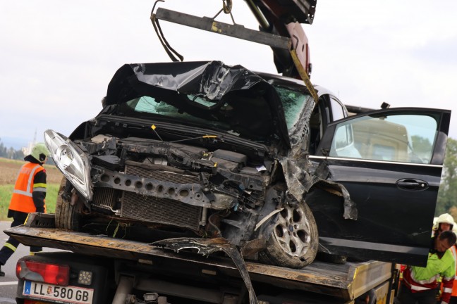 	Leonding: Drei Personen nach Unfall bei einer Unterführung durch Einsatzkräfte aus Auto gerettet