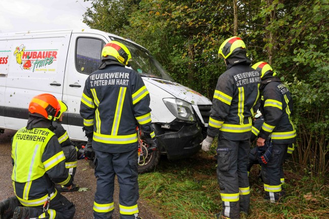 	Fahrzeugbergung: Kleintransporter in St. Peter am Hart von Straße abgekommen