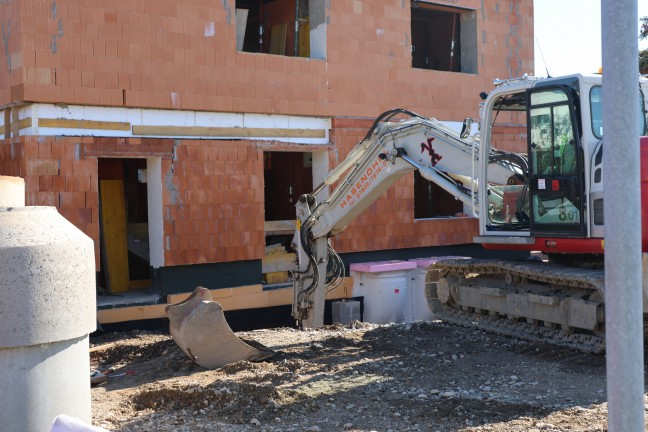 	Personenrettung: Verletzter Arbeiter aus Baugrube einer Baustelle in Traun gerettet