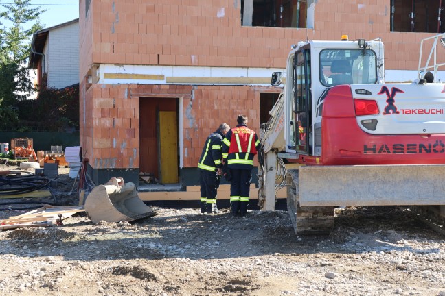 	Personenrettung: Verletzter Arbeiter aus Baugrube einer Baustelle in Traun gerettet