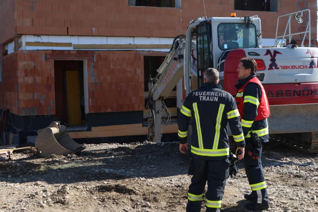 	Personenrettung: Verletzter Arbeiter aus Baugrube einer Baustelle in Traun gerettet