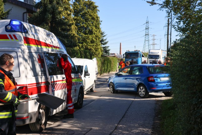 	Auto überschlagen: Einsatzkräfte zu Personenrettung nach Verkehrsunfall in Traun alarmiert