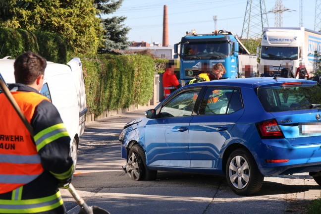 	Auto überschlagen: Einsatzkräfte zu Personenrettung nach Verkehrsunfall in Traun alarmiert