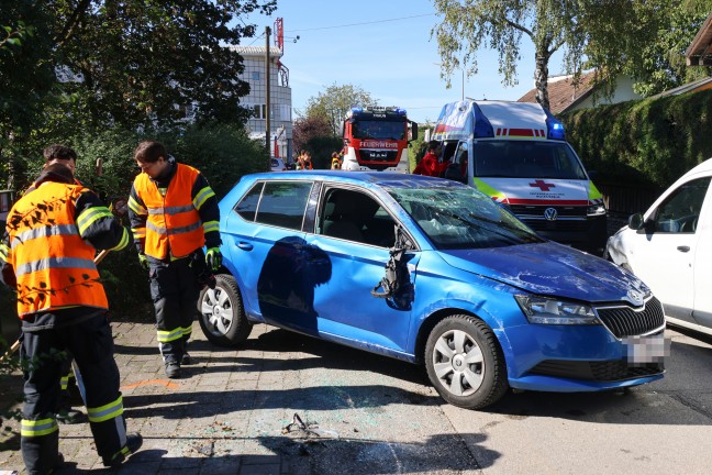 	Auto überschlagen: Einsatzkräfte zu Personenrettung nach Verkehrsunfall in Traun alarmiert