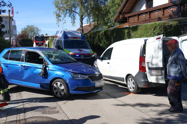 	Auto überschlagen: Einsatzkräfte zu Personenrettung nach Verkehrsunfall in Traun alarmiert