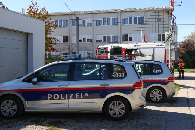 	Auto überschlagen: Einsatzkräfte zu Personenrettung nach Verkehrsunfall in Traun alarmiert