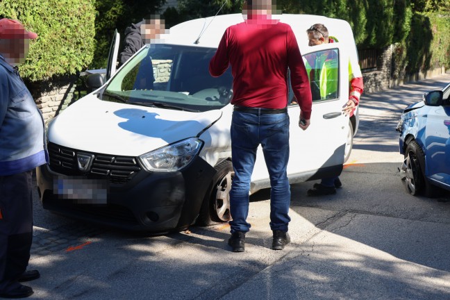 	Auto überschlagen: Einsatzkräfte zu Personenrettung nach Verkehrsunfall in Traun alarmiert