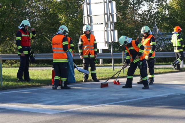 	Stau nach Auffahrunfall in einem Kreuzungsbereich der Pyhrnpass Straße in Thalheim bei Wels