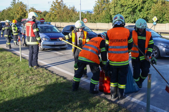 	Stau nach Auffahrunfall in einem Kreuzungsbereich der Pyhrnpass Straße in Thalheim bei Wels