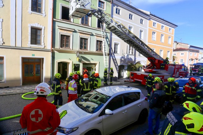 	Vier Feuerwehren bei Brand in einem Mehrparteienwohnhaus in Braunau am Inn im Einsatz