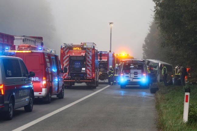 	Sechs Personen befreit: Schwerer Crash zwischen Kleinbus und LKW auf Westautobahn bei Ohlsdorf