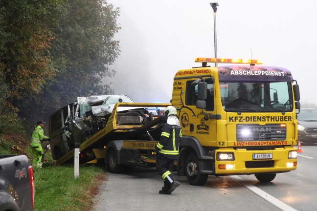 	Sechs Personen befreit: Schwerer Crash zwischen Kleinbus und LKW auf Westautobahn bei Ohlsdorf