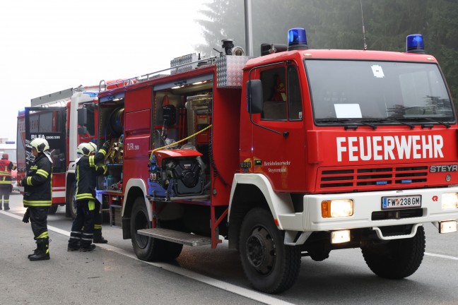 	Sechs Personen befreit: Schwerer Crash zwischen Kleinbus und LKW auf Westautobahn bei Ohlsdorf