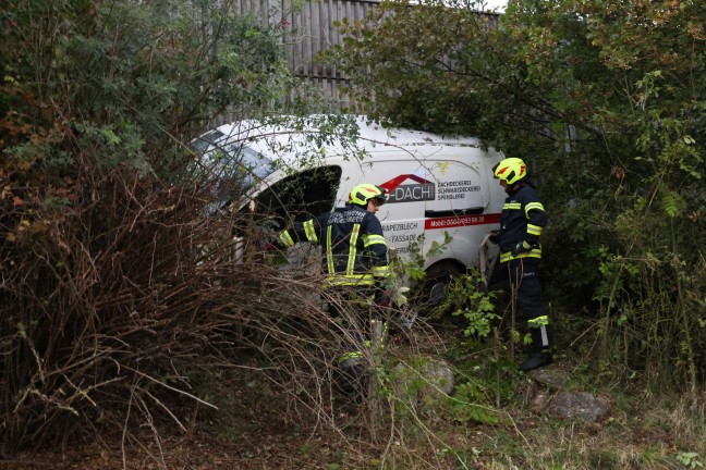 	Verkehrsunfall: Kleintransporter neben Steyrer Straße bei Hargelsberg in Sträuchern gelandet