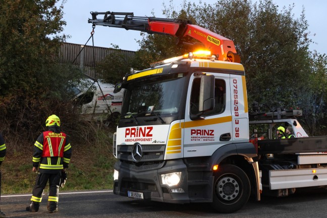 	Verkehrsunfall: Kleintransporter neben Steyrer Straße bei Hargelsberg in Sträuchern gelandet