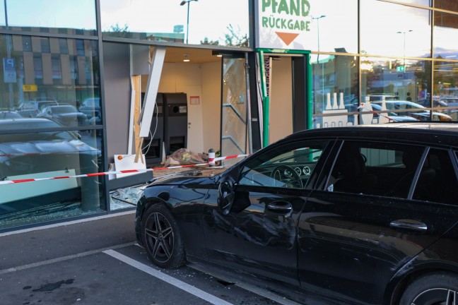 	Auto kracht mitten in einen Pfandrückgaberaum einer Supermarkt-Filiale in Leonding