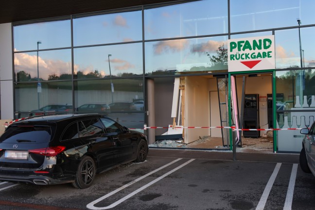 	Auto kracht mitten in einen Pfandrückgaberaum einer Supermarkt-Filiale in Leonding