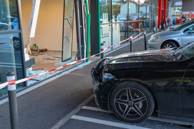 	Auto kracht mitten in einen Pfandrückgaberaum einer Supermarkt-Filiale in Leonding