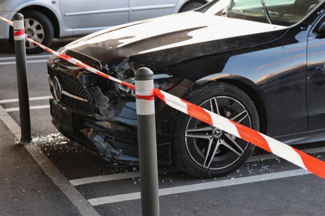 	Auto kracht mitten in einen Pfandrückgaberaum einer Supermarkt-Filiale in Leonding