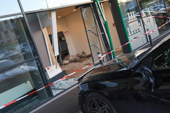 	Auto kracht mitten in einen Pfandrückgaberaum einer Supermarkt-Filiale in Leonding