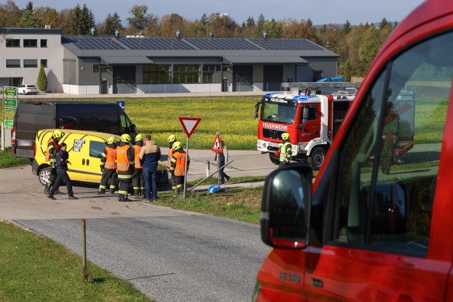 	Kreuzungskollision zwischen PKW und Postfahrzeug in Fischlham