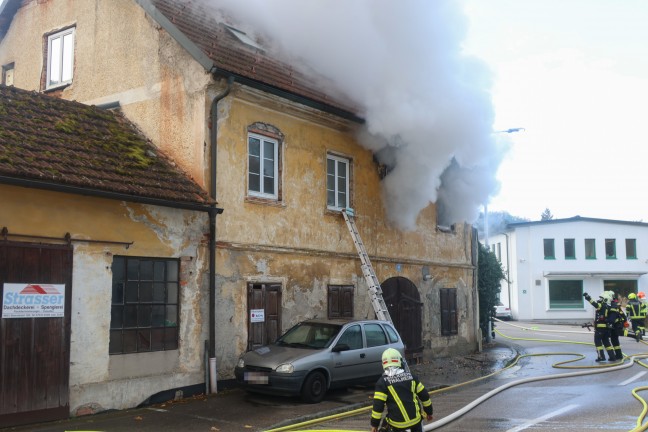 	Tdlicher Wohnhausbrand: Schwieriger Lscheinsatz bei Brand eines Wohnhauses in Thalheim bei Wels