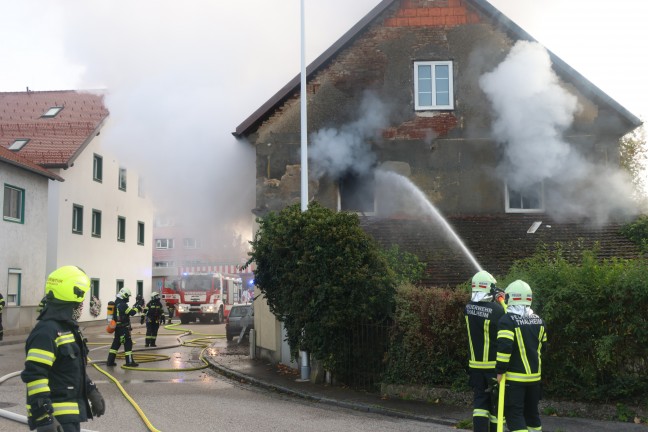 	Tdlicher Wohnhausbrand: Schwieriger Lscheinsatz bei Brand eines Wohnhauses in Thalheim bei Wels