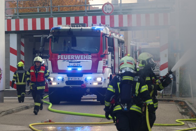 	Tdlicher Wohnhausbrand: Schwieriger Lscheinsatz bei Brand eines Wohnhauses in Thalheim bei Wels