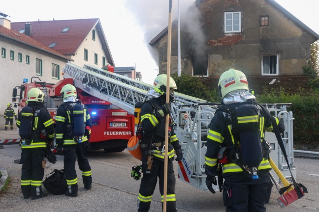 	Tdlicher Wohnhausbrand: Schwieriger Lscheinsatz bei Brand eines Wohnhauses in Thalheim bei Wels