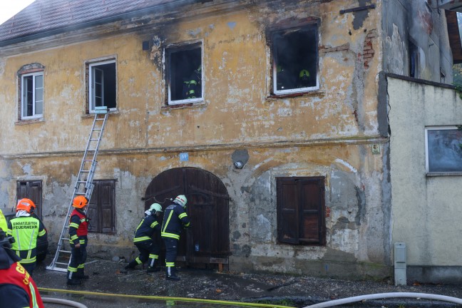 	Tdlicher Wohnhausbrand: Schwieriger Lscheinsatz bei Brand eines Wohnhauses in Thalheim bei Wels