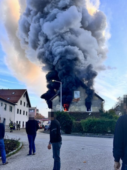 	Tdlicher Wohnhausbrand: Schwieriger Lscheinsatz bei Brand eines Wohnhauses in Thalheim bei Wels