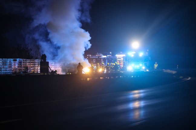 	PKW in Vollbrand: Zwei Feuerwehren bei Fahrzeugbrand auf Welser Autobahn in Marchtrenk im Einsatz